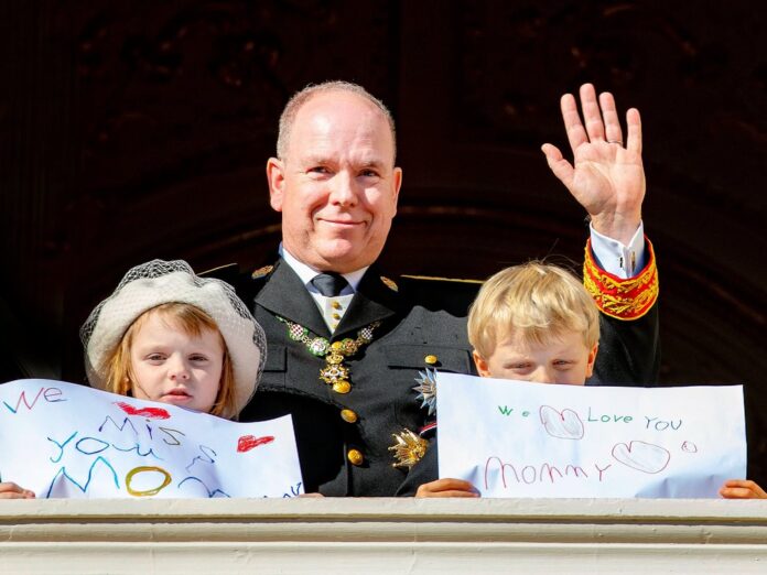 Fürst Albert II. mit seinen Kindern Prinzessin Gabriella und Prinz Jacques beim Nationalfeiertag in Monaco.
