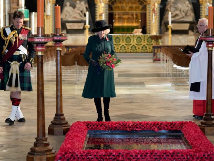 Herzogin Camilla am Grabmal des unbekannten Soldaten.