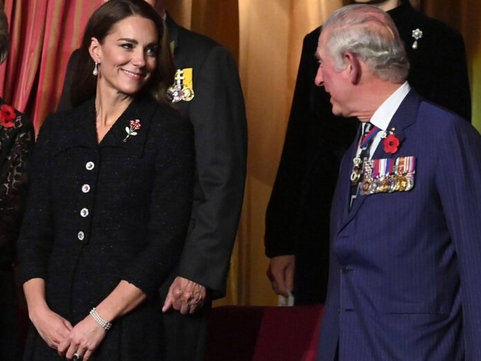 Herzogin Kate neben Prinz Charles in der Royal Albert Hall.