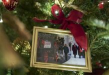 Ein Foto von Donald und Melania Trump am Weihnachtsbaum von Joe und Jill Biden.