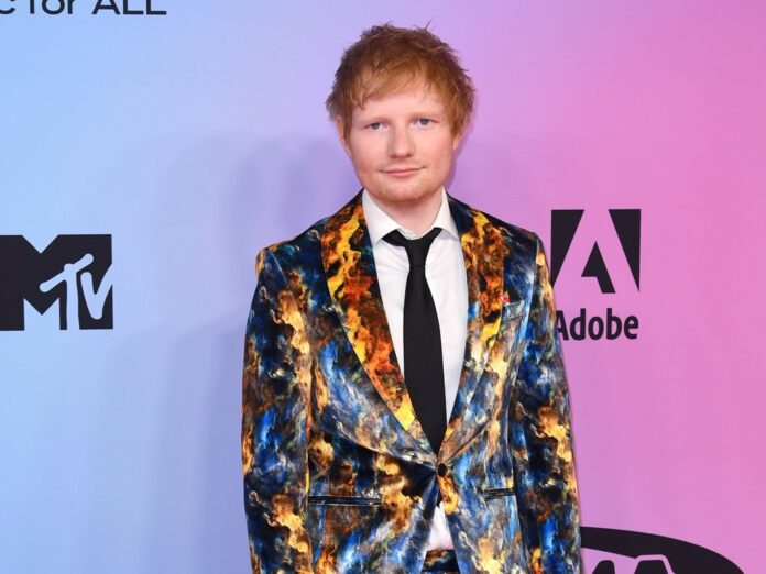 Ed Sheeran kam im bunt gemusterten Anzug zu den MTV EMAs.