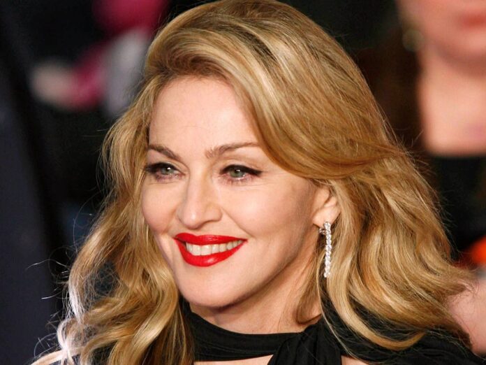 Madonna hat ihre erotischen Bilder mit einer kleinen Änderung wieder online gestellt.