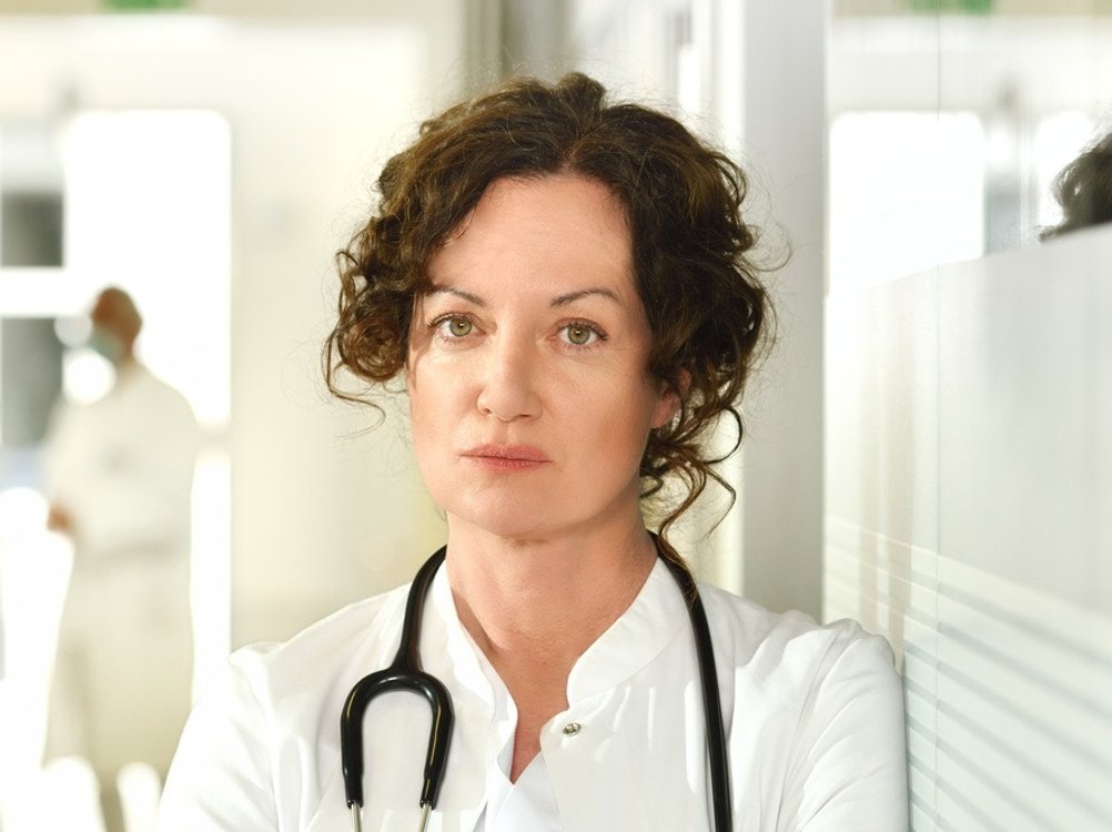 Natalia Wörner spielt in "Die Welt steht still" die Ärztin Caroline Mellau.