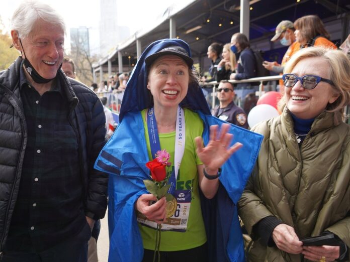Bill Clinton mit seiner Tochter Chelsea (M.) und Ehefrau Hillary im Zielbereich des New-York-Marathons.