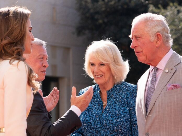 Prinz Charles und Herzogin Camilla wurden von König Abdullah II. und Königin Rania Al-Abdullah in Empfang genommen.