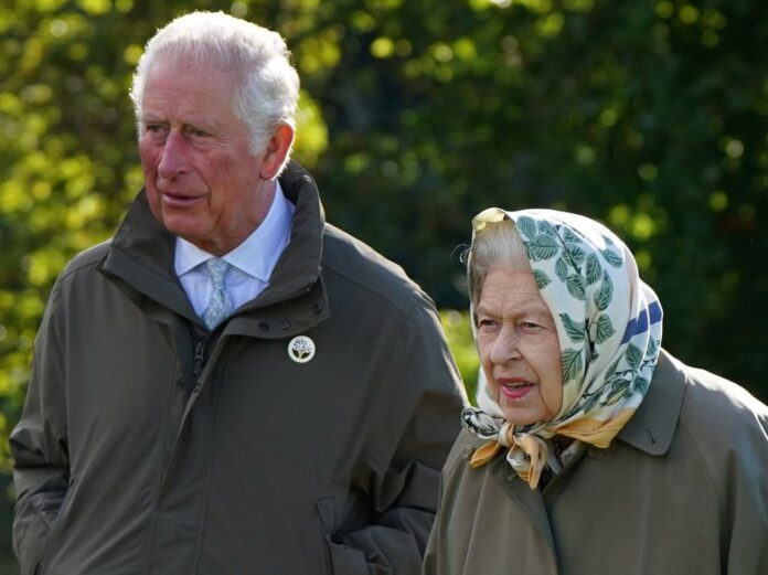 Prinz Charles mit seiner Mutter