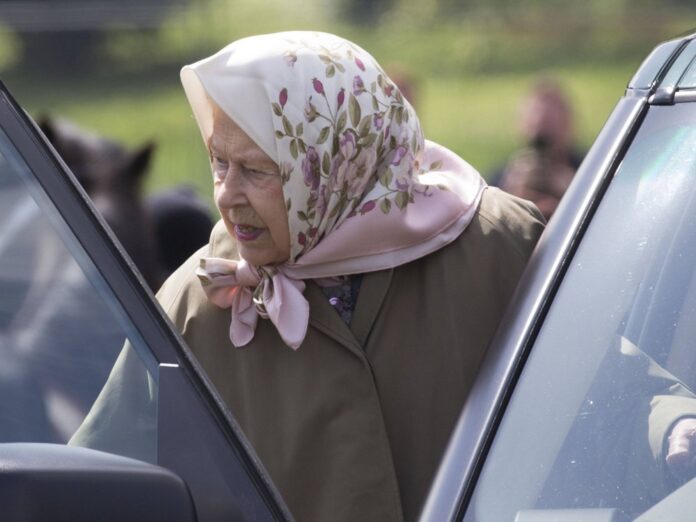 Queen Elizabeth II. machte einen kleinen Ausflug nahe Schloss Windsor.