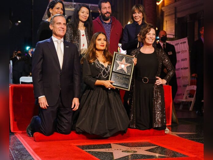 Salma Hayek mit den Gästen bei ihrer Stern-Verleihung auf dem Walk of Fame.