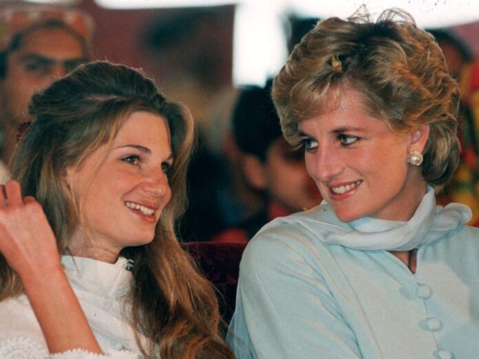 Jemima Khan (l.) und Prinzessin Diana 1996 bei einem Besuch in Pakistan.