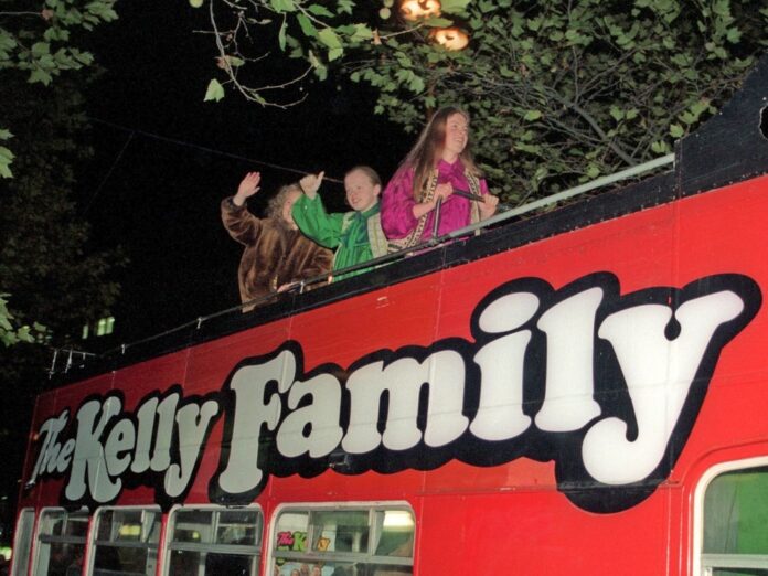 Die Kelly Family auf dem Dach ihres berühmten Tour-Busses.