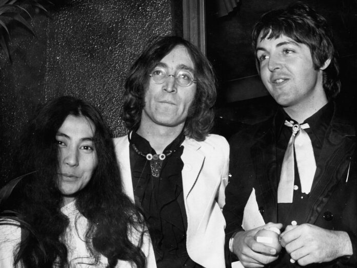 Yoko Ono mit den Beatles John Lennon (M.) und Paul McCartney.