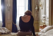 Diana (Mareile Blendl) führt ein Telefongespräch in einem Hotel in Paris.