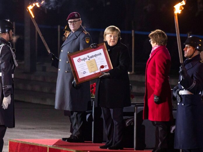 Bundeskanzlerin Angela Merkel (Mitte) beim 