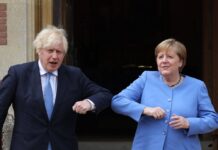 Angela Merkel mit Boris Johnson bei ihrer Abschiedstour im Vereinigten Königreich im Sommer.
