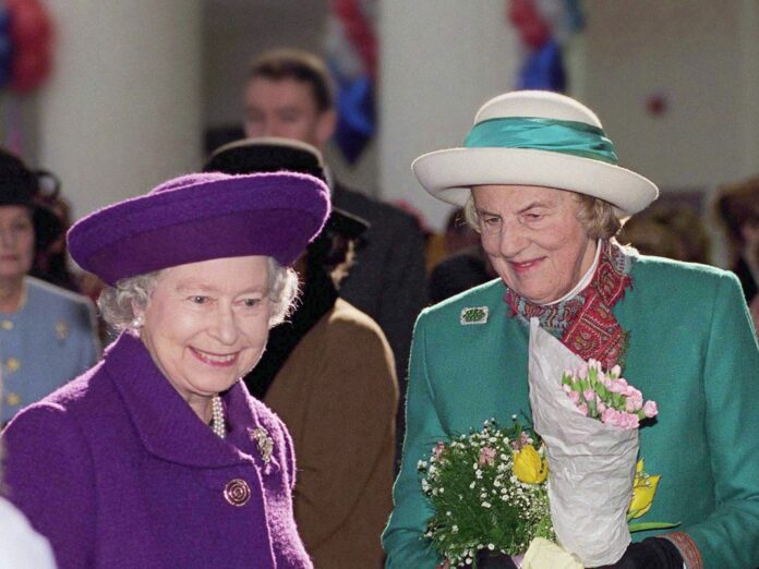 Queen Elizabeth (l.) in den 1990er-Jahren mit der Herzogin von Grafton.