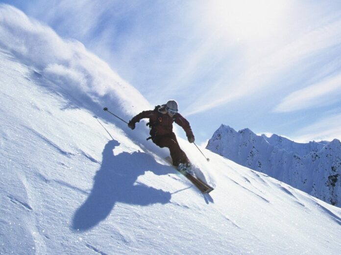 Skifahren ist in der Saison 2021/22 ist wieder möglich - in Österreich und der Schweiz gelten jedoch unterschiedliche Regeln.