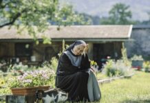 "Tatort: Wunder gibt es immer wieder": Die Nonnen - hier Schwester Barbara (Corinna Harfouch) - haben auch den Gefleckten Schierling im Klostergarten angepflanzt.