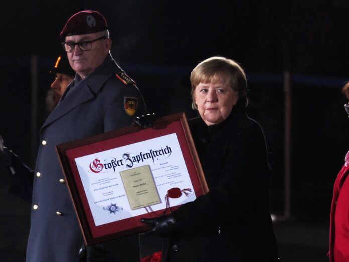 Angela Merkel wurde am Donnerstag mit dem Großen Zapfenstreich gebührend verabschiedet.
