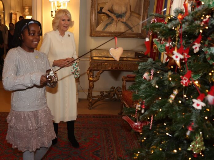 Herzogin Camilla hat im Clarence House den Baum mit der Hilfe von Kindern geschmückt.