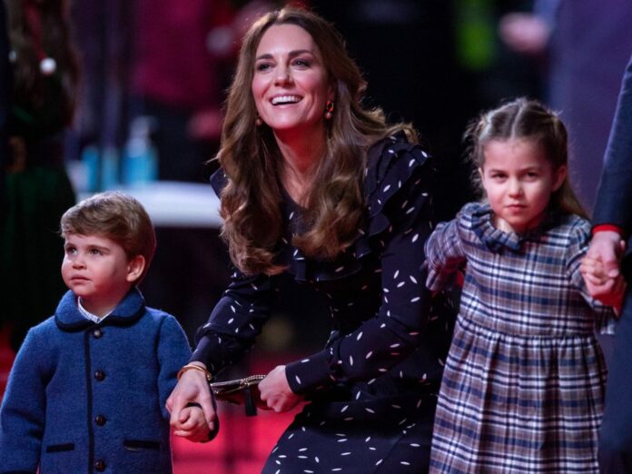 Herzogin Kate (M.) mit ihren beiden Kindern Prinz Louis (l.) und Prinzessin Charlotte auf dem roten Teppich.