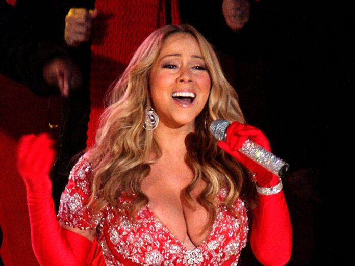 Mariah Careys Weihnachtsklassiker führt weiter in den Single-Charts.
