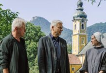 "Tatort: Wunder gibt es immer wieder": Die Kommissare Ivo Batic (Miroslav Nemec) und Franz Leitmayr (Udo Wachtveitl) verhören Schwester Antonia (Maresi Riegner).