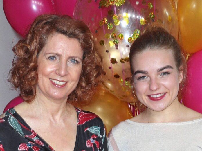 Monica Lierhaus mit ihrer Nichte Greta Lierhaus bei der 10. Verleihung des Emotion Awards Ende November im Curio Haus in Hamburg.