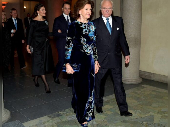 Königin Silvia und König Carl Gustaf (re.) sowie Kronprinzessin Victoria (li.) und Prinz Daniel bei der Verleihung der Nobelpreise in Stockholm.