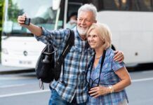 Senioren und alle Menschen über 60 sollten laut WHO derzeit nicht reisen.