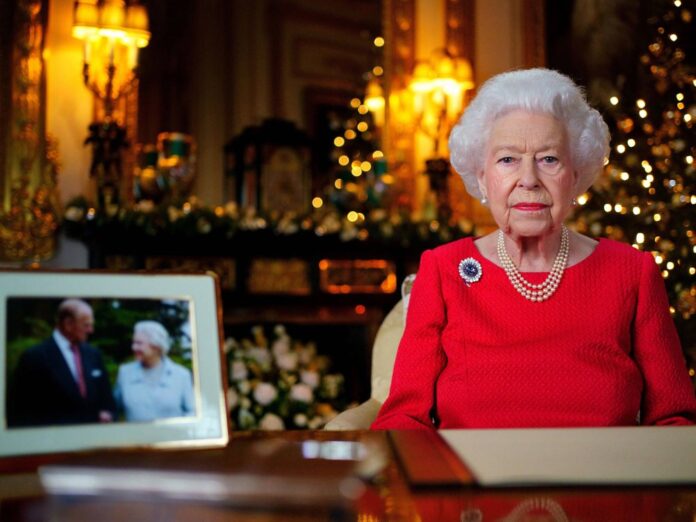 Queen Elizabeth II. gedenkt Prinz Philip in ihrer Weihnachtsansprache 2021.