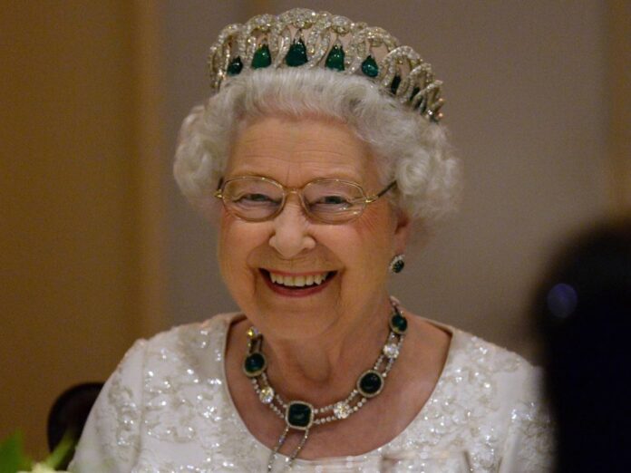 Queen Elizabeth II. bei einem Dinner in unbeschwerteren Zeiten.