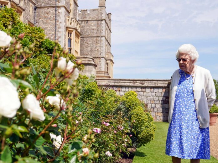 Die Queen in den Gärten von Schloss Windsor.