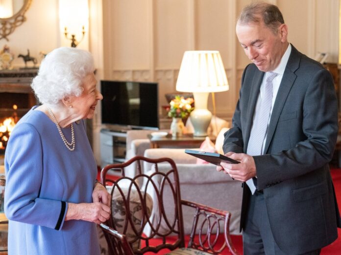 Queen Elizabeth II. und Thomas Trotter im Oak Room.