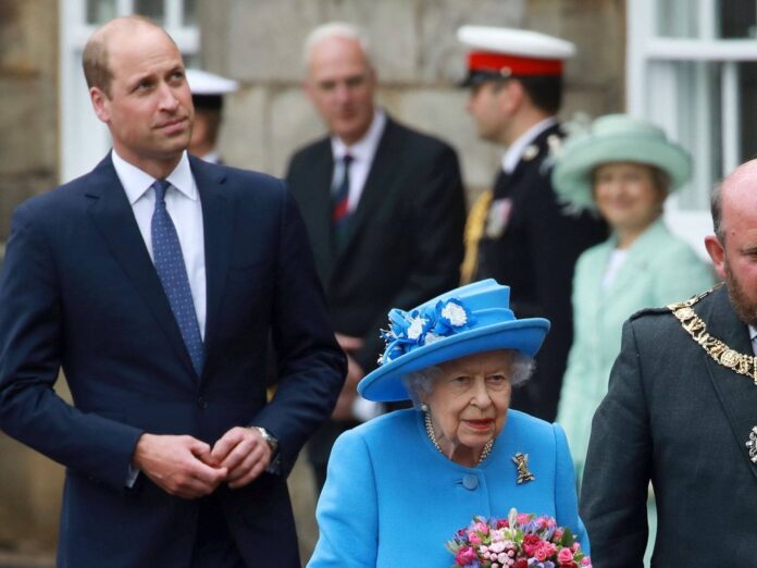 Prinz William und die Queen bei einem gemeinsamen Auftritt in Schottland.