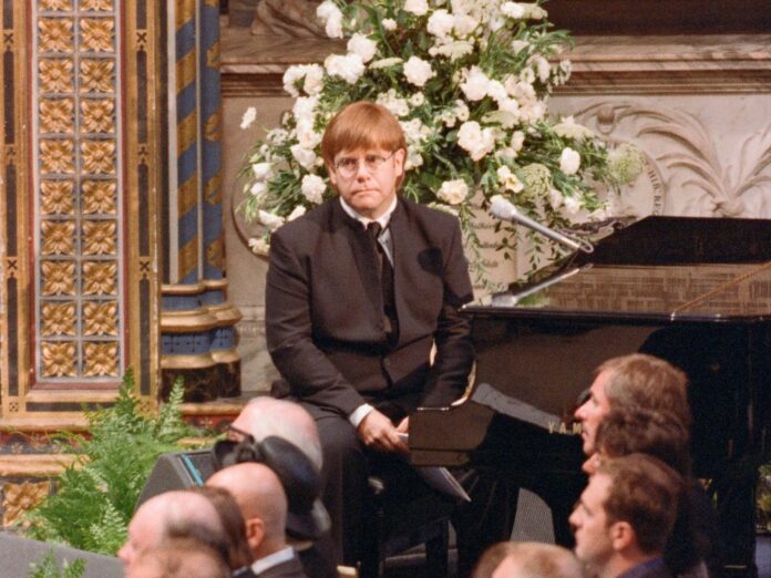 Elton John bei der Trauerfeier für Prinzessin Diana am 6. September 1997 in der Westminster Abbey.