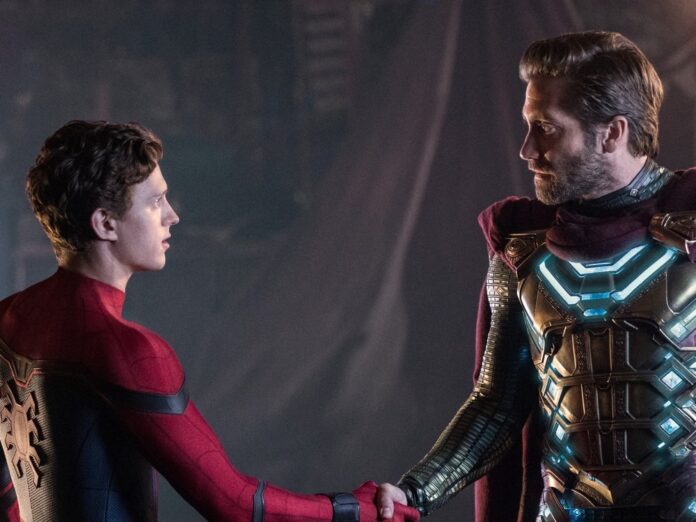 Tom Holland (l.) als Spider-Man trifft auf Jake Gyllenhaals Mysterio.