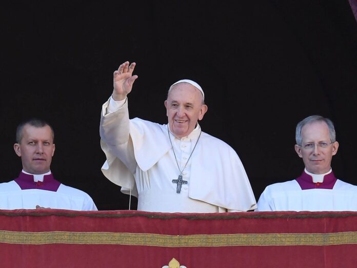 Papst Franziskus spendet den Weihnachtssegen.