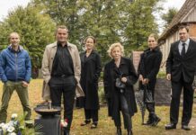 Ein kleiner Teil des Teams hinter der Serie "Das Begräbnis" (v.l.): Regisseur Jan Georg Schütte und die Schauspielerinnen und Schauspieler Devid Striesow