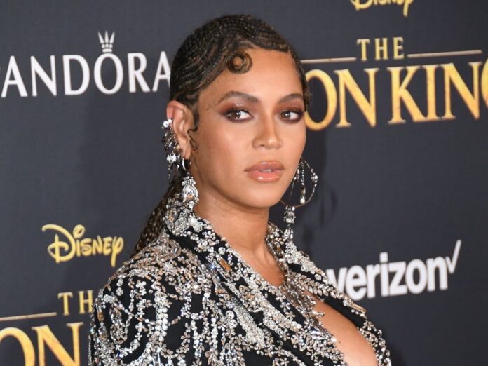 Beyoncé zollt Designer Thierry Mugler auf ihrer Website Tribut.