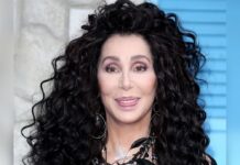 Cher und ihre ikonische schwarze Lockenmähne.