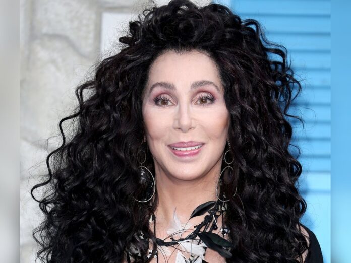 Cher und ihre ikonische schwarze Lockenmähne.