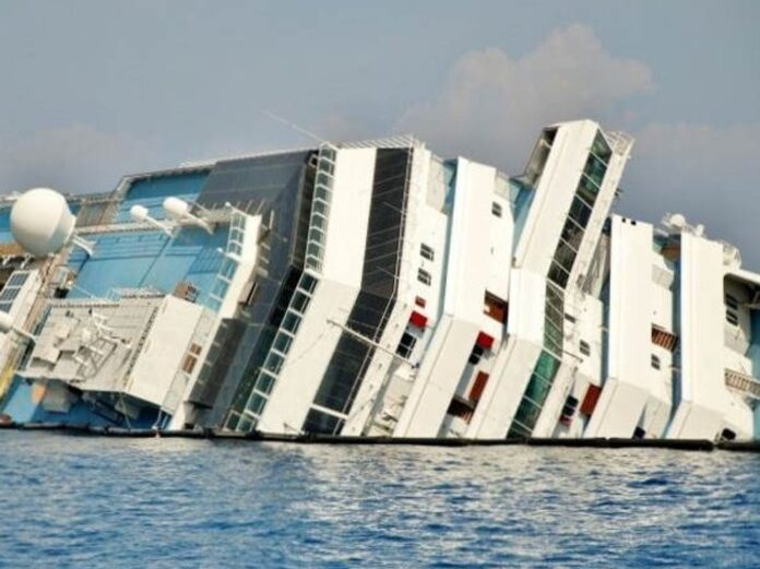 Die Costa Concordia in Schieflage.