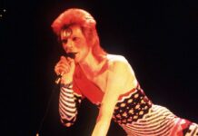 David Bowie als Ziggy Stardust bei einem Konzert in den 70ern.