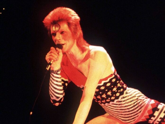 David Bowie als Ziggy Stardust bei einem Konzert in den 70ern.