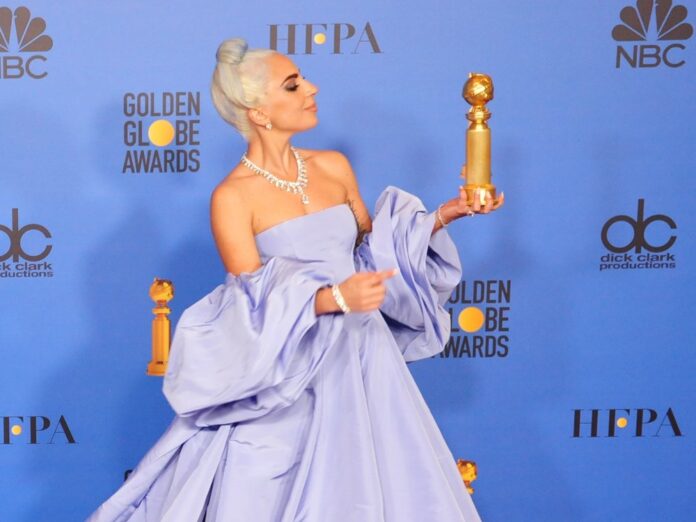 Große Stars in teuren Roben wird es bei den Golden Globes vorerst nicht mehr geben. Hier freute sich Lady Gaga 2019 noch über eine Trophäe.