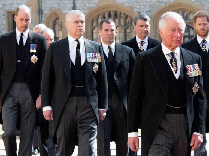 Prinz William (l.) und Prinz Charles (r.) distanzieren sich von Prinz Andrew (M.).