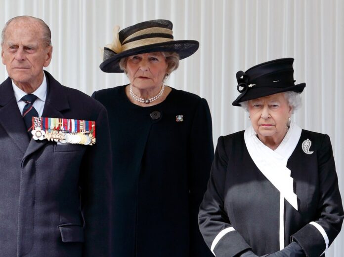 Queen Elizabeth II. (r.) trauert um Lady Farnham - hier sind sie gemeinsam mit Prinz Philip bei einer Veranstaltung im Jahr 2015 zu sehen.