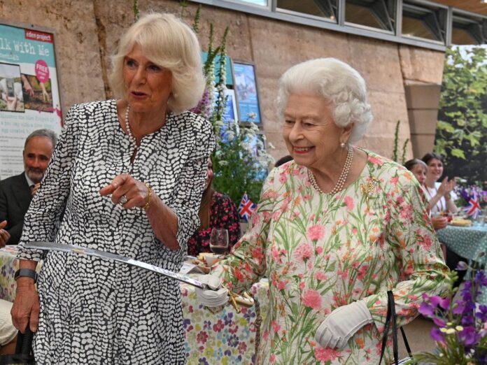 Die Queen (re.) hat Herzogin Camilla zum Mitglied des Hosenbandordens gemacht.