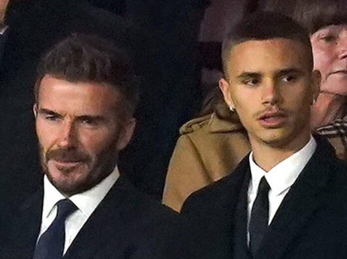 David und Romeo Beckham bei einem Fußballspiel Anfang Dezember 2021.