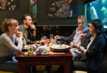 "Tatort: Das Herz der Schlange": Die Hauptkommissarinnen und Hauptkommissare feiern bei einem Abendessen den Abschluss eines Falls: Pia Heinrich (Ines Marie Westernströer